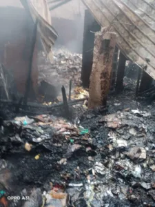 بسبب شماريخ زفاف.. حريق يلتهم مخزن كرتون بالخصوص - صور