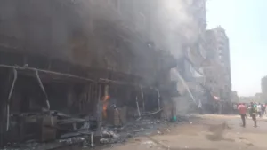 مصرع عامل في حريق اندلع داخل 3 مطاعم بمدينة الخصوص