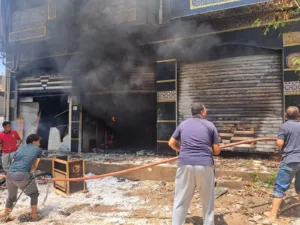 الدفع بـ6 سيارات إطفاء للسيطرة على حريق بمصنع فايبر بالقليوبية