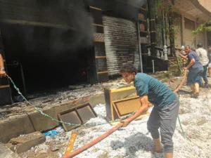الدفع بـ6 سيارات إطفاء للسيطرة على حريق بمصنع فايبر بالقليوبية
