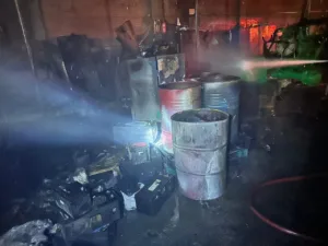 السيطرة على حريق نشب داخل مصنع بالعبور