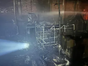 السيطرة على حريق نشب داخل مصنع بالعبور