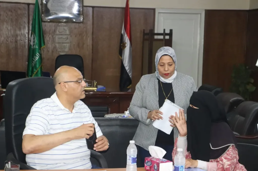 توفير فرص عمل وإنشاء مسجد .. محافظ القليوبية يستجيب للمواطنين في اللقاء الجماهيري