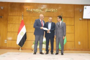 محافظ القليوبية يكرم 44 طالبا من أوائل الشهادات العامة والأزهرية والفنية - صور