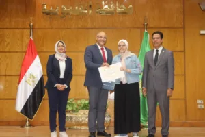 محافظ القليوبية يكرم 44 طالبا من أوائل الشهادات العامة والأزهرية والفنية - صور