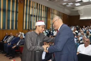 محافظ القليوبية يكرم 44 طالبا من أوائل الشهادات العامة والأزهرية والفنية - صور