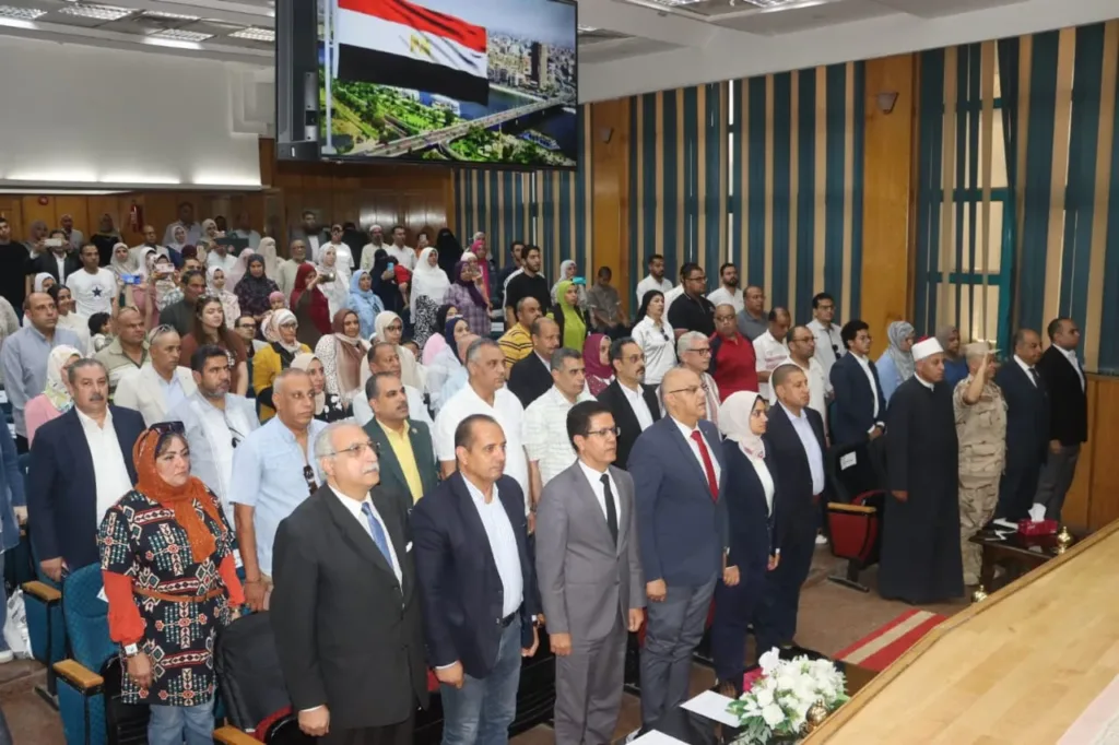 محافظ القليوبية يكرم 44 طالبا من أوائل الشهادات العامة والأزهرية والفنية - صور محافظ القليوبية يكرم 44 طالبا من أوائل الشهادات العامة والأزهرية والفنية - صور