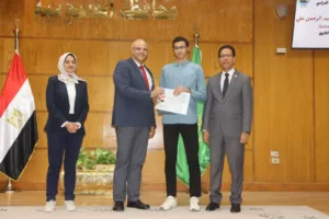 محافظ القليوبية يكرم 44 طالبا من أوائل الشهادات العامة والأزهرية والفنية - صور