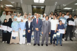 محافظ القليوبية يكرم 44 طالبا من أوائل الشهادات العامة والأزهرية والفنية - صور