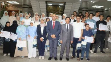 محافظ القليوبية يكرم 44 طالبا من أوائل الشهادات العامة والأزهرية والفنية - صور