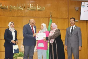 محافظ القليوبية يكرم 44 طالبا من أوائل الشهادات العامة والأزهرية والفنية - صور