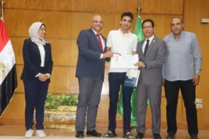 محافظ القليوبية يكرم 44 طالبا من أوائل الشهادات العامة والأزهرية والفنية - صور