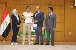 محافظ القليوبية يكرم 44 طالبا من أوائل الشهادات العامة والأزهرية والفنية - صور