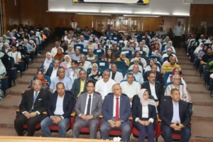 محافظ القليوبية يكرم 44 طالبا من أوائل الشهادات العامة والأزهرية والفنية - صور