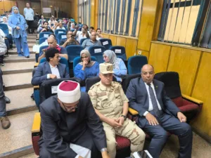 محافظ القليوبية يكرم 44 طالبا من أوائل الشهادات العامة والأزهرية والفنية - صور