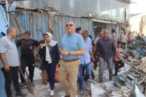 محافظ القليوبية يقود حملة لإزالة الأكشاك الغير مرخصة بمحيط حريق مترو شبرا الخيمة