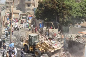 محافظ القليوبية يقود حملة لإزالة الأكشاك الغير مرخصة بمحيط حريق مترو شبرا الخيمة