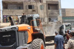 إزالة مبنيين متضررين من حريق شبرا الخيمة - صور