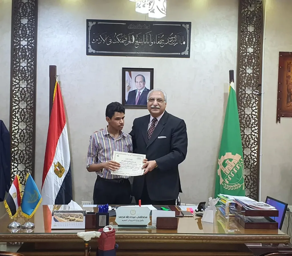 مدير تعليم القليوبية يكرم أوائل الطلبة للشهادة الإعدادية