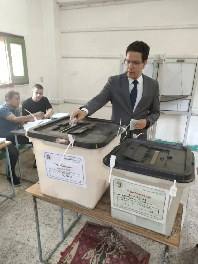 رئيس جامعة بنها يدلي بصوته في انتخابات مجلس الشيوخ 2025 رئيس جامعة بنها يدلي بصوته في انتخابات مجلس الشيوخ 2025