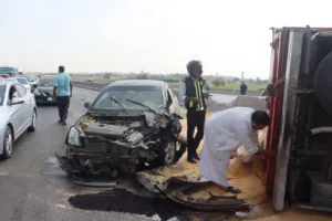 محافظ القليوبية يتدخل لرفع آثار حادث مروري على طريق شبرا بنها الحر