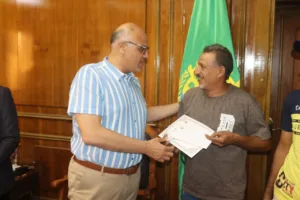 محافظ القليوبية يكرم 3 سائقي لودر لجهودهم البطولية في إخماد حريق مصنع الأحذية بالخانكة