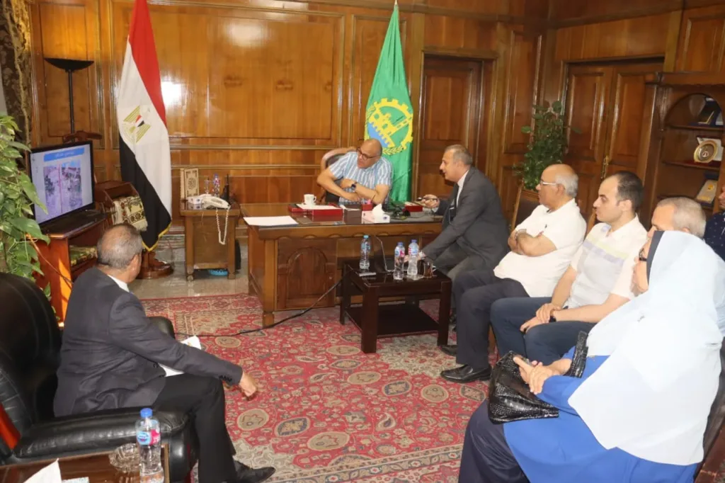محافظ القليوبية يستعرض استعدادات بدء مشروع إنشاء كوبري بديل لمزلقان عرب العراقي بقليوب محافظ القليوبية يستعرض استعدادات بدء مشروع إنشاء كوبري بديل لمزلقان عرب العراقي بقليوب