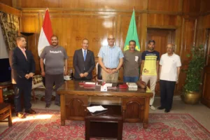 محافظ القليوبية يكرم 3 سائقي لودر لجهودهم البطولية في إخماد حريق مصنع الأحذية بالخانكة