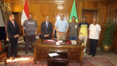 محافظ القليوبية يكرم 3 سائقي لودر لجهودهم البطولية في إخماد حريق مصنع الأحذية بالخانكة محافظ القليوبية يكرم 3 سائقي لودر لجهودهم البطولية في إخماد حريق مصنع الأحذية بالخانكة