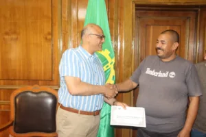 محافظ القليوبية يكرم 3 سائقي لودر لجهودهم البطولية في إخماد حريق مصنع الأحذية بالخانكة