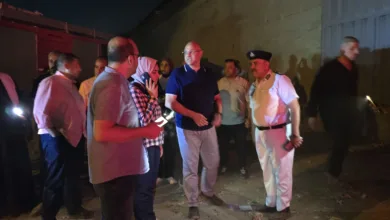 محافظ القليوبية ينتقل لموقع حريق بمخزن بلاستيك بالقناطر الخيرية