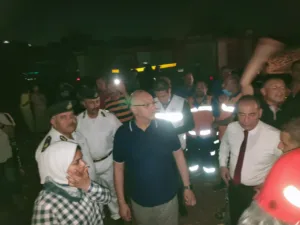 محافظ القليوبية ينتقل لموقع حريق بمخزن بلاستيك بالقناطر الخيرية