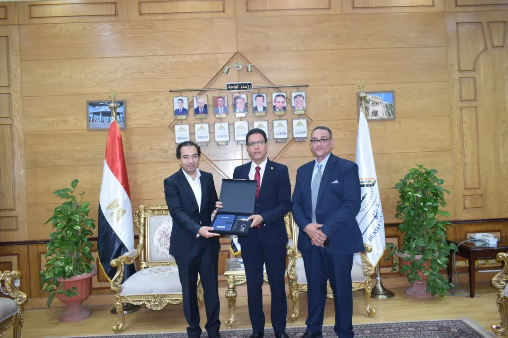 بروتوكول تعاون بين كلية الفنون التطبيقية ببنها وغرفة صناعة منتجات الأخشاب والأثاث