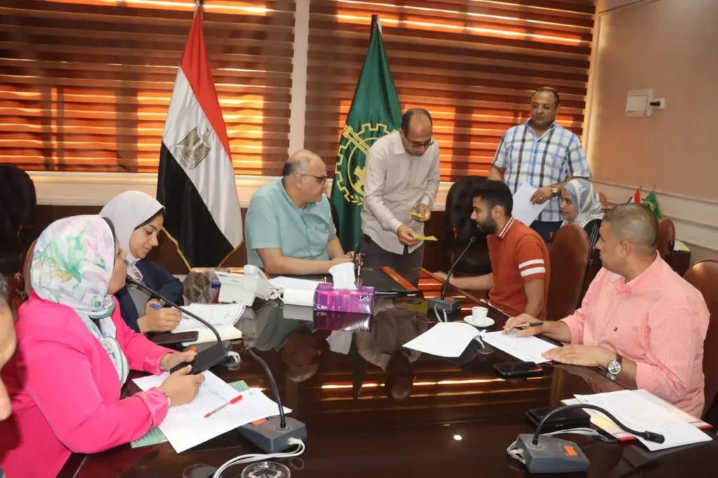 مشاكل صرف الاسمدة  وتوفير فرص عمل ..ابرز مشاكل المواطنيين خلال لقاء محافظ القليوبية