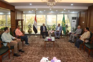 محافظ القليوبية: صحة المواطن أولوية.. ورعاية مجانية لمصاب حريق الشدية