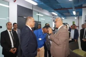 وزير العمل والمحافظ يزوران مركز "العربي" للبحوث والتطوير ببنها
