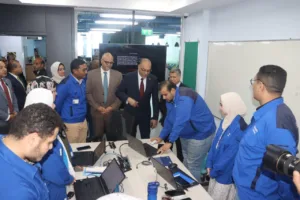 وزير العمل والمحافظ يزوران مركز "العربي" للبحوث والتطوير ببنها