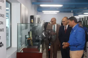 وزير العمل والمحافظ يزوران مركز "العربي" للبحوث والتطوير ببنها