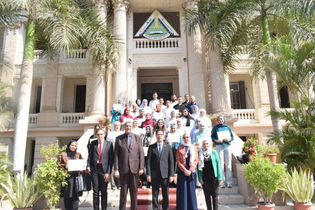 رئيس جامعة بنها يسلم شهادات التدريب لطلاب أول مدرسة صيفية للقطاع الطبي بالتعاون مع جامعة ووهان الصينية