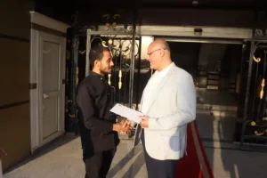 محافظ القليوبية يهدي تروسيكل ومساعدة مالية لابن ضحية حريق القناطر الخيرية