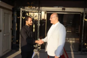 محافظ القليوبية يهدي تروسيكل ومساعدة مالية لابن ضحية حريق القناطر الخيرية