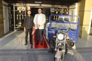 محافظ القليوبية يهدي تروسيكل ومساعدة مالية لابن ضحية حريق القناطر الخيرية