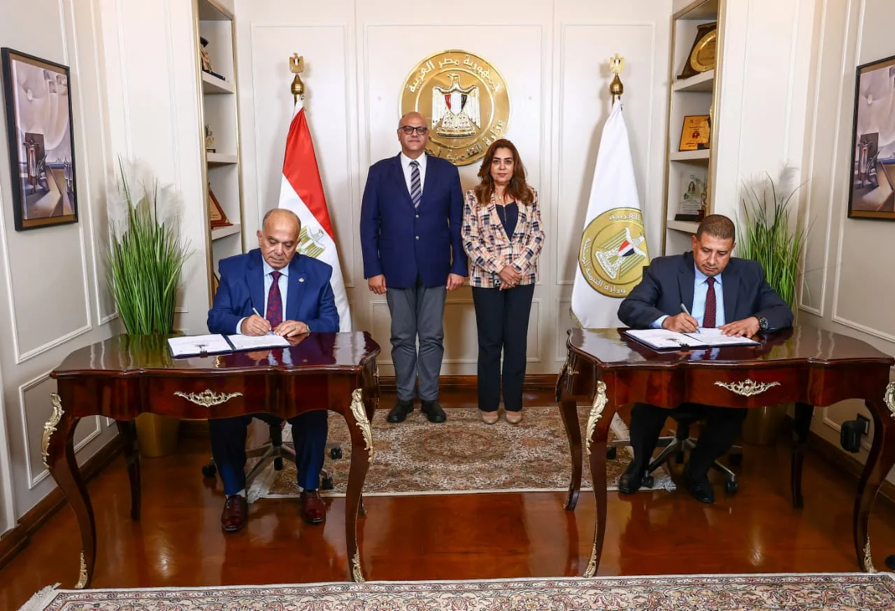 توقيع عقد جديد بين محافظة القليوبية وشركة نهضة مصر لتحسين خدمات النظافة بشبرا الخيمة والخصوص