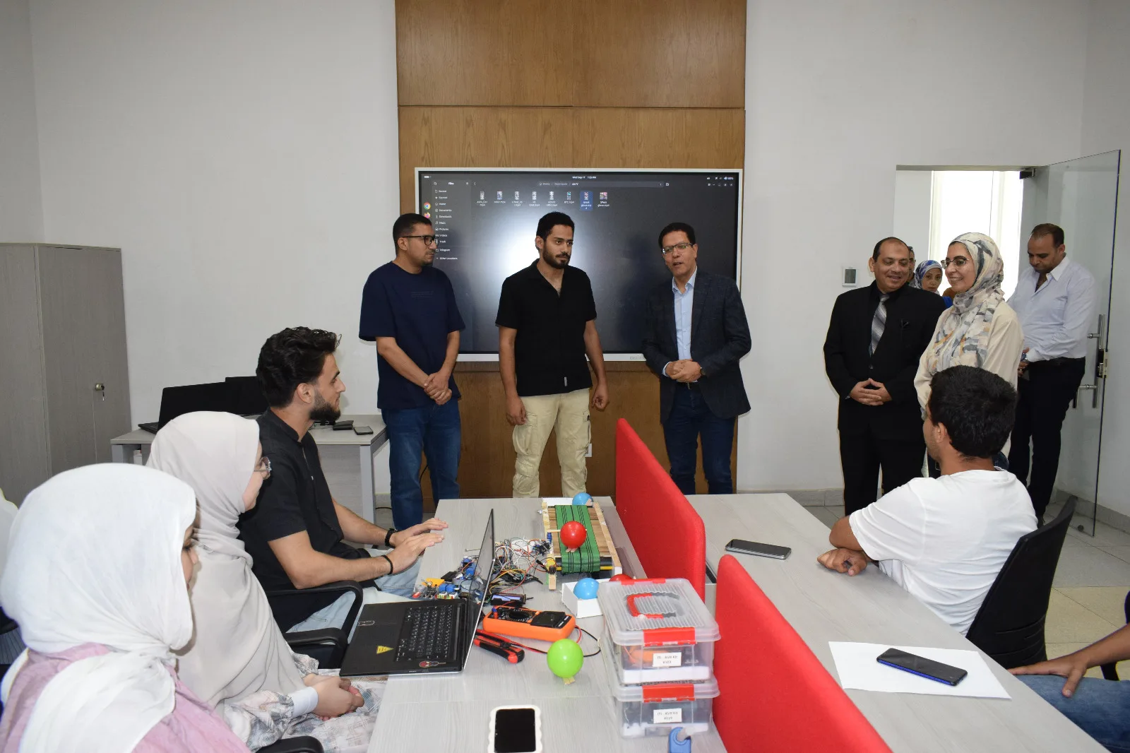 رئيس جامعة بنها يتابع التدريب الصيفي للطلاب بمركز إبداع مصر الرقمية