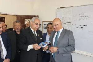 من قلب الطابور.. محافظ القليوبية يبعث رسالة أمل للطلاب مع أول يوم دراسي