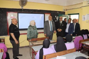 من قلب الطابور.. محافظ القليوبية يبعث رسالة أمل للطلاب مع أول يوم دراسي