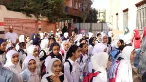 من قلب الطابور.. محافظ القليوبية يبعث رسالة أمل للطلاب مع أول يوم دراسي