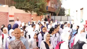 من قلب الطابور.. محافظ القليوبية يبعث رسالة أمل للطلاب مع أول يوم دراسي