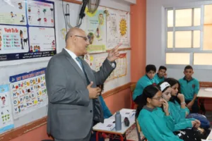 من قلب الطابور.. محافظ القليوبية يبعث رسالة أمل للطلاب مع أول يوم دراسي