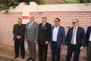 من قلب الطابور.. محافظ القليوبية يبعث رسالة أمل للطلاب مع أول يوم دراسي